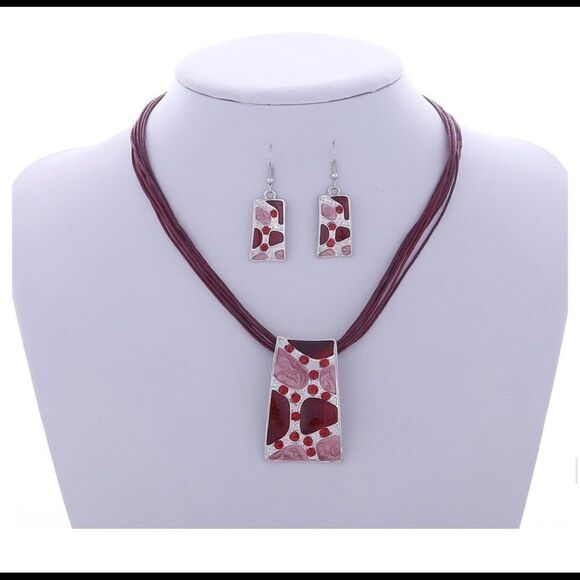 RED MEDALLION CORDED PENDANT SET - Picture 1 of 4